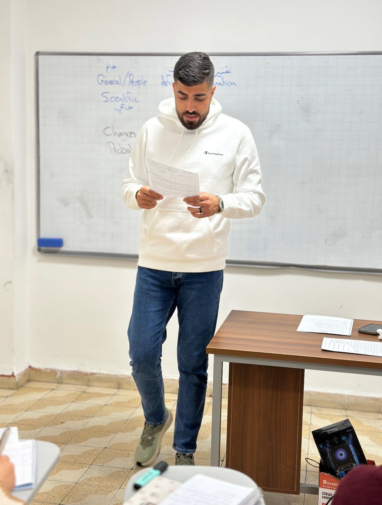 متابعة الطلاب أثناء الدرس