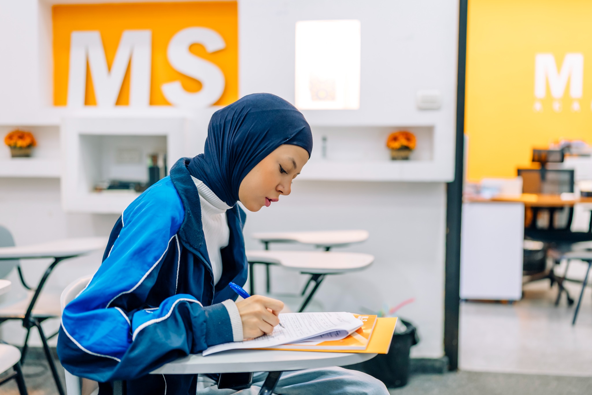 طالبة تدرس داخل قاعة M.S Academy في القدس